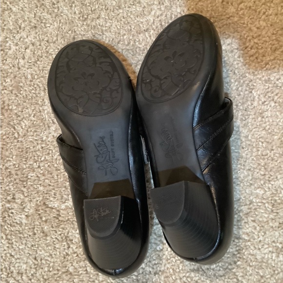 Comfortable black Life Stride Soft System Mary Jane’s with small heel size 7 - Picture 7 of 8